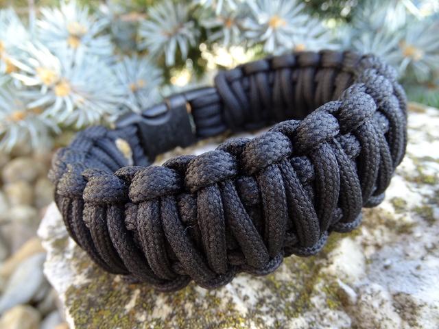 Paracord King Cobra karkötő - Fekete
