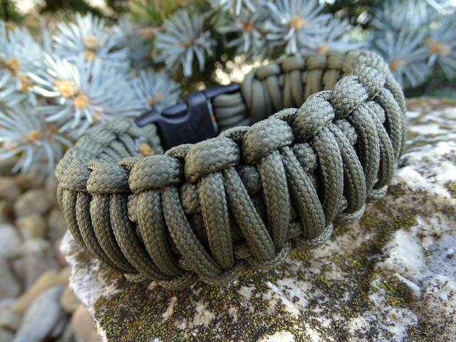 Paracord King Cobra karkötő - Oliva zöld