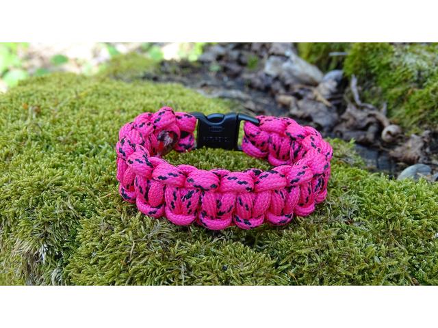 Paracord Cobra karkötő - Rózsaszín terep