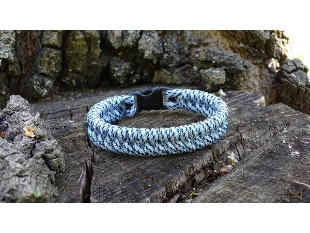 Paracord Fishtail karkötő - Fehér - Türkiz terep