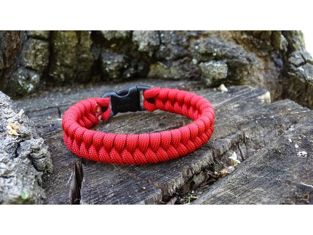 Paracord Fishtail karkötő - Imperial red