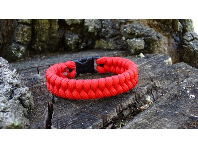 Paracord Fishtail karkötő - Piros