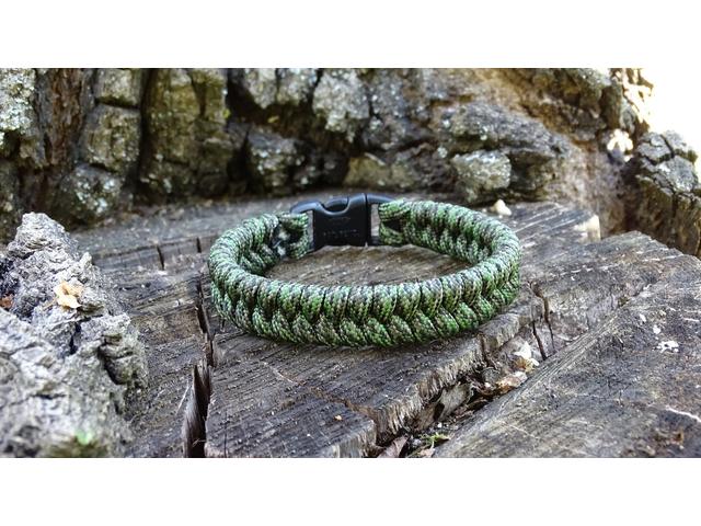 Paracord Fishtail karkötő - Zöld digital terep